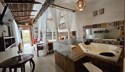 Deluxe Suite, Jetted Tub