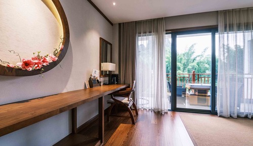 Romantic Couple Suite with Bathtub & Balcony