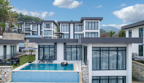 Executive Pool Suite