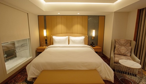 Executive Suite, Pool View