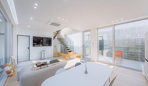 Room (Room 1)