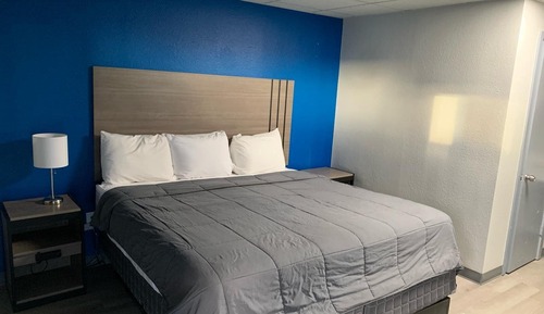 Basic Single Room, 1 King Bed, Accessible