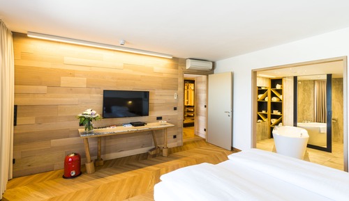 Signature Suite