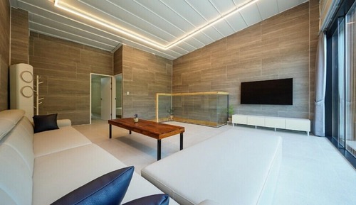 Room (C)