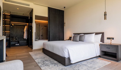 Suite with Bathtub
