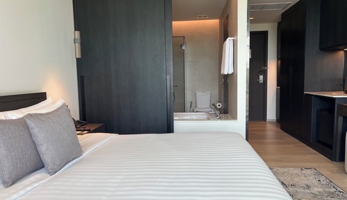 Deluxe with Bathtub
