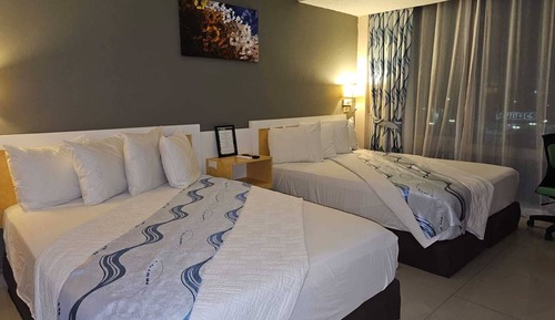 Family Double Room, 2 Queen Beds, Non Smoking, Pool Access