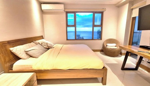 Luxury Corner King Suite 5 Bedroom w/ 2 Balconies Bayview Netflix