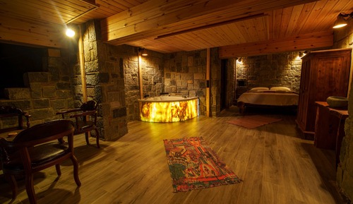 Comfort Room, 1 Queen Bed, Garden View