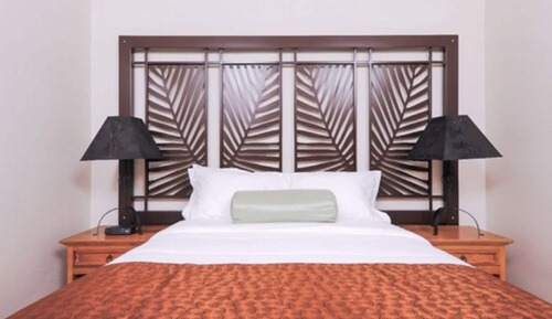 Queen Bed Suite