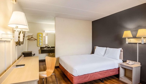Standard Room, 1 Queen Bed, Smoking