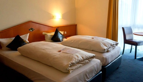 Twin Room (Busy)