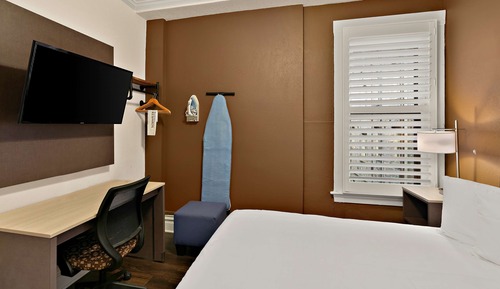 Standard Room, 1 Queen Bed, Non Smoking, Refrigerator & Microwave