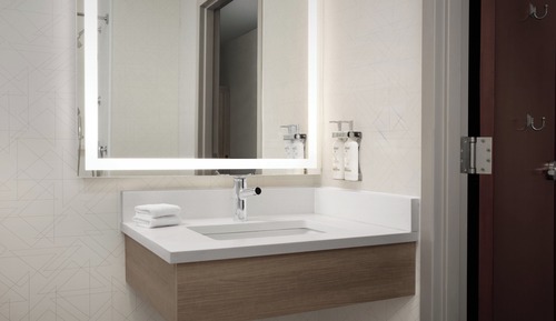Standard Room, 1 King Bed, Accessible Bathtub (Communications Accessible)