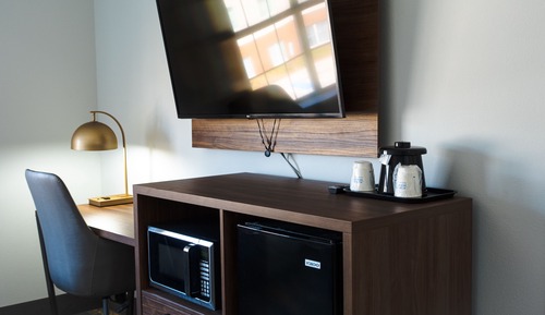 Deluxe Studio Suite, 1 Queen Bed, Accessible, Non Smoking (Mobility/Hearing, Roll-In Shower)