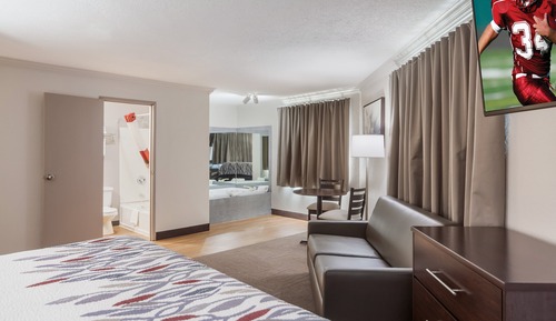 Suite, 1 King Bed, Jetted Tub (Smoke Free)