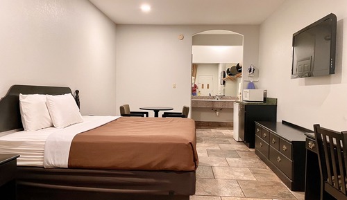 Basic Room, 1 King Bed, Non Smoking