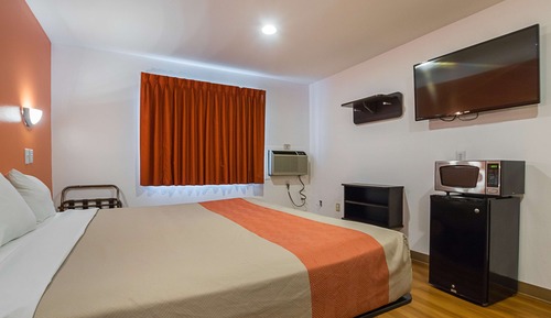 Standard Room, 1 King Bed, Accessible, Non Smoking