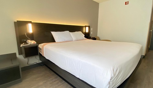 Standard Room, 1 King Bed, Non Smoking (Non-Accessible)
