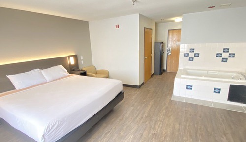 Deluxe Room, 1 King Bed, Non Smoking (Non-Accessible)