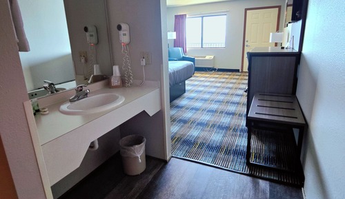 Standard Room, 1 King Bed, Balcony, Lake View