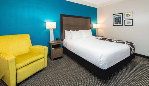 Room, 1 King Bed, Accessible, Non Smoking (Mobility/Hearing, Bathtub w/Grab Bars)