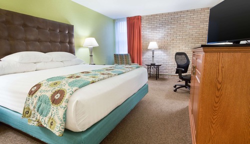 Deluxe Room, 1 King Bed, Accessible, Refrigerator & Microwave (Tub)