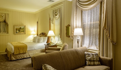 Deluxe Suite, 1 King Bed, Multiple View (King Suite)