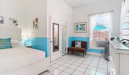Standard Room, 1 Queen Bed, Non Smoking, Private Bathroom