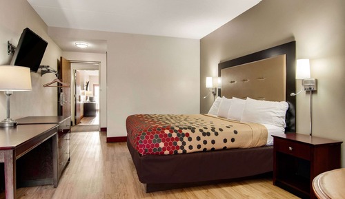 Room, 1 King Bed, Non Smoking, Partial Lake View (2-Person Whirlpool)