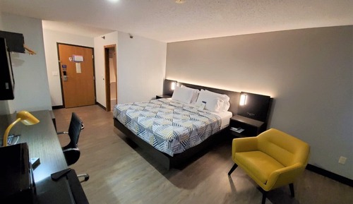 Deluxe Suite, 1 King Bed, Non Smoking, Refrigerator & Microwave