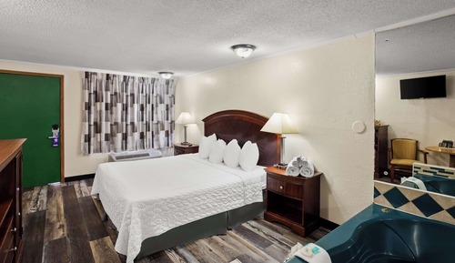 Suite, 1 King Bed, Smoking, Hot Tub