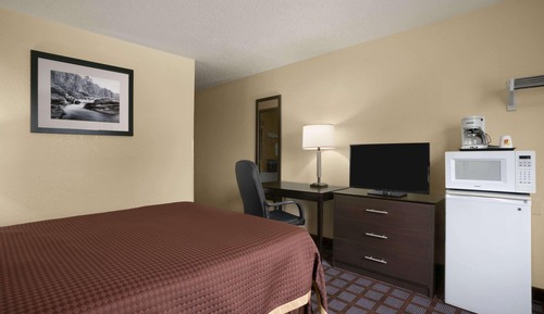 Standard Room, 1 Queen Bed (2nd or 3rd Floor)