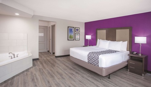 Deluxe Room, 1 King Bed, Non Smoking, Jetted Tub