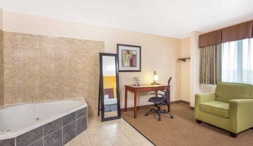 Deluxe Studio, 1 King Bed, Non Smoking