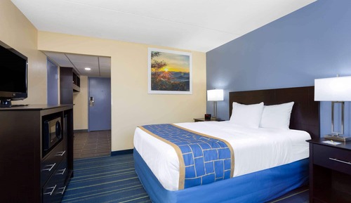 Room, 1 Queen Bed, Accessible, Ground Floor (Mobility,tub w grab bars)