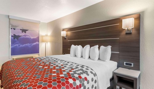 Room, 1 King Bed, Non Smoking (Upgrade)