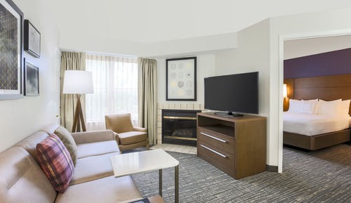Suite, 1 Bedroom (Mobility/Hearing Access, Roll-In Shwr)