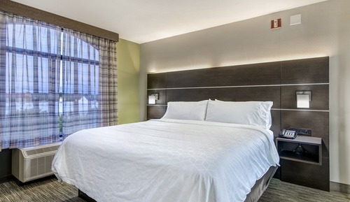 Suite, 1 King Bed, Roll-in Shower (Communications Accessible)