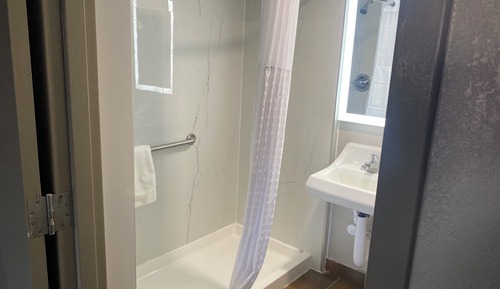 Room, 1 King Bed, Mobility Accessible, Non Smoking (Roll-In Shower)