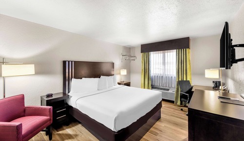 Deluxe Room, 1 King Bed, Non Smoking (1st Floor)