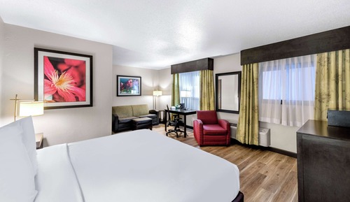 Deluxe Suite (1 King, 2 Queen Beds, 2nd Floor)