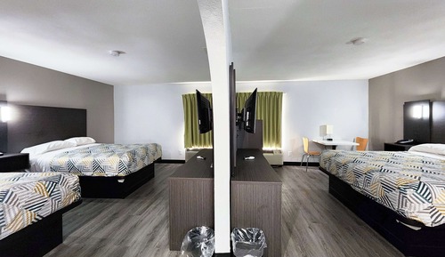 Deluxe Room, 2 Queen Beds, Smoking
