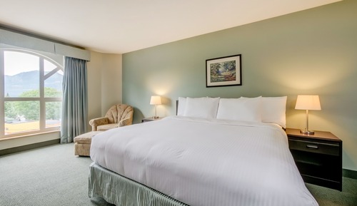 Deluxe Room, 1 King Bed on Lake Side