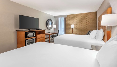 Deluxe Room, 2 Queen Beds, Accessible, Refrigerator & Microwave (Tub, Upper Floor)