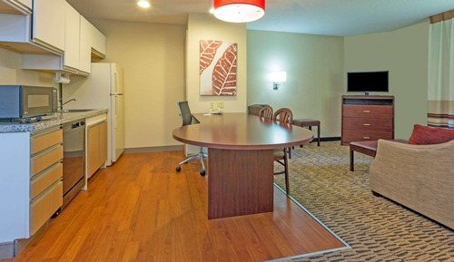 Suite, 1 Queen Bed with Sofa bed, Accessible, Non Smoking (Roll-In Shower)