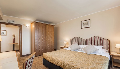 Deluxe Double Room, 1 Bedroom, Partial Lake View