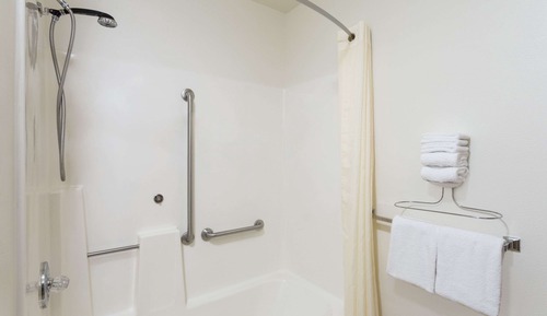 Room, 1 Queen Bed, Accessible, Non Smoking (Bathtub w/ Grab Bars)