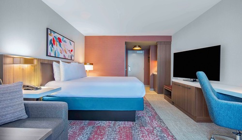 Room, 1 King Bed (Drinks & Snacks)