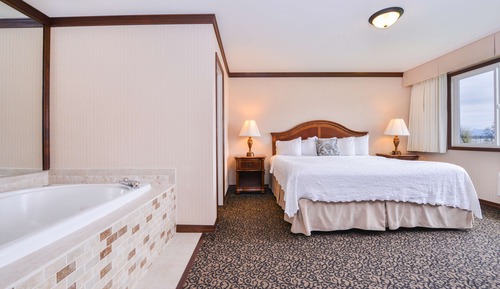 Suite, 1 King Bed, Jetted Tub, Lake View